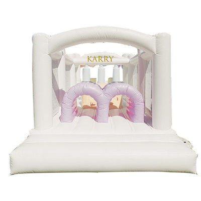 Partida de crianças Curso de obstáculos inflável com Baby Bouncer Combo no quintal em cores vibrantes