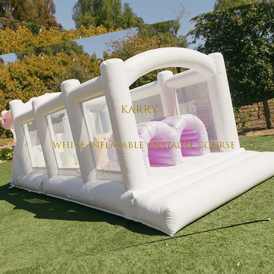 Partida de crianças Curso de obstáculos inflável com Baby Bouncer Combo no quintal em cores vibrantes