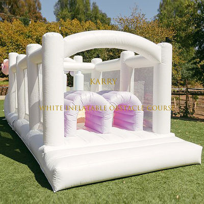 Partida de crianças Curso de obstáculos inflável com Baby Bouncer Combo no quintal em cores vibrantes