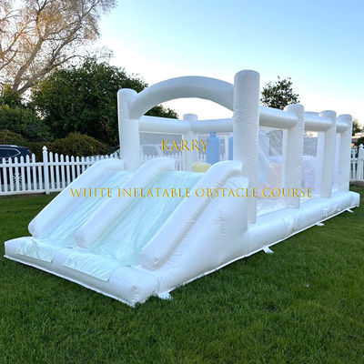 Partida de crianças Curso de obstáculos inflável com Baby Bouncer Combo no quintal em cores vibrantes