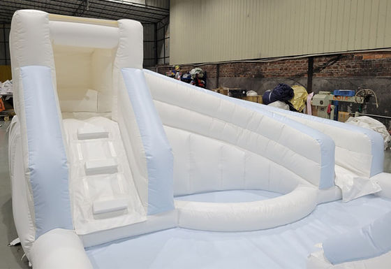 Campo de obstáculos externo de PVC branco unisex Inflável Equipamento de brincadeira para crianças Slide de água inflável com piscina