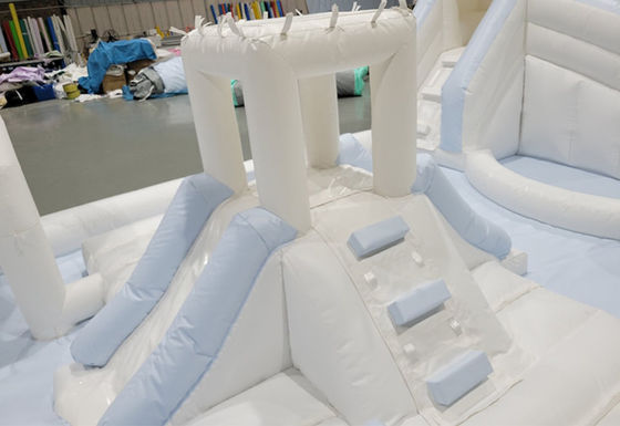 Campo de obstáculos externo de PVC branco unisex Inflável Equipamento de brincadeira para crianças Slide de água inflável com piscina