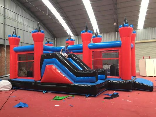 Curso de obstáculos e escorrega para salto inflável