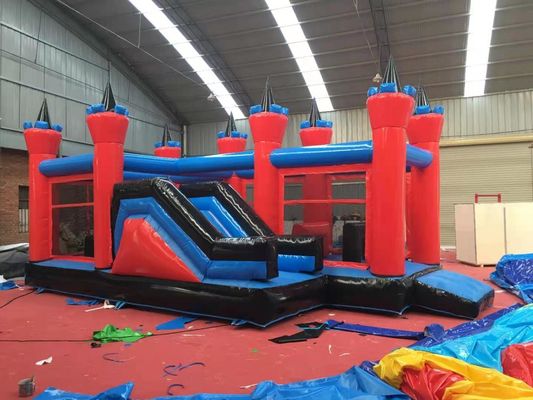 Curso de obstáculos e escorrega para salto inflável