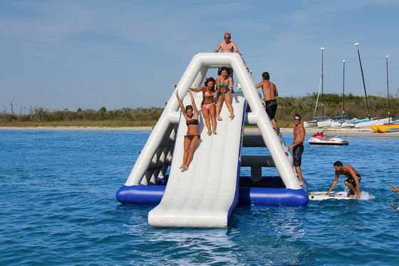 Transforme o seu parque aquático com o nosso parque de diversões inflável e os kits de reparação incluídos