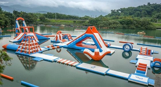 Parque aquático inflável ao ar livre Parque aquático de diversão muito grande para adultos e crianças