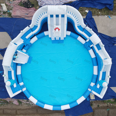 Capacidade máxima 100-500 kg Grande parque aquático inflável do Reino das Neves com piscina e escorregas