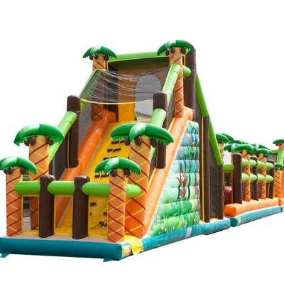 Curso de obstáculos inflável para adultos e crianças na selva