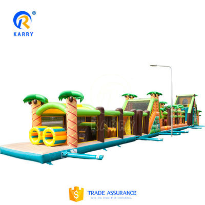 Curso de obstáculos inflável para adultos e crianças na selva