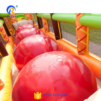 Curso de obstáculos inflável para adultos e crianças na selva