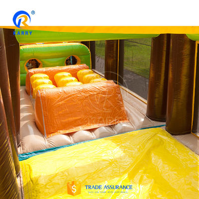 Curso de obstáculos inflável para adultos e crianças na selva