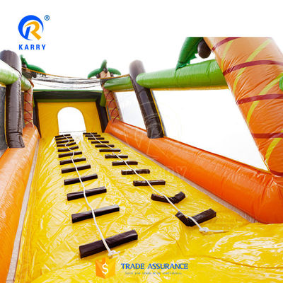 Curso de obstáculos inflável para adultos e crianças na selva