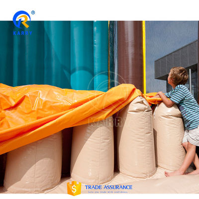 Curso de obstáculos inflável para adultos e crianças na selva