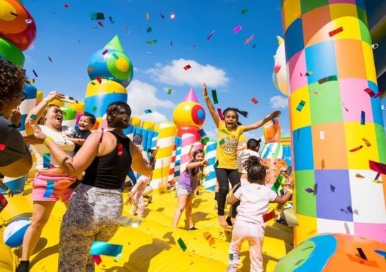 Blower incluído Curso de obstáculos inflável Fun City com escada de escalada e escorrega