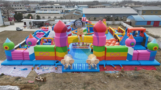 Blower incluído Curso de obstáculos inflável Fun City com escada de escalada e escorrega