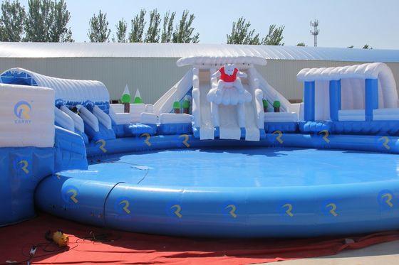 Desfrute de diversão aquática interior com deslizamento de água inflável para 5-10 passageiros e piscina redonda grande