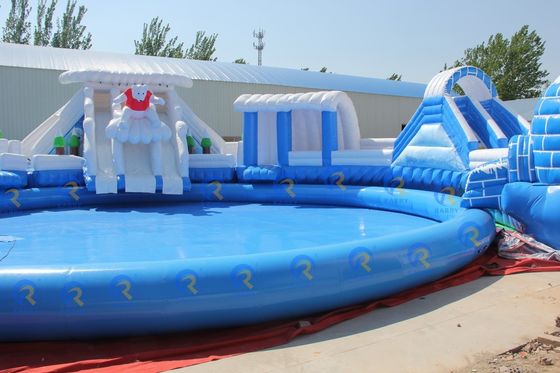 Desfrute de diversão aquática interior com deslizamento de água inflável para 5-10 passageiros e piscina redonda grande