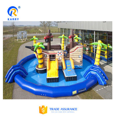 Deslizamento de água de cor personalizada piscina inflável para barco pirata parque aquático inflável