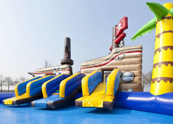 Deslizamento de água de cor personalizada piscina inflável para barco pirata parque aquático inflável
