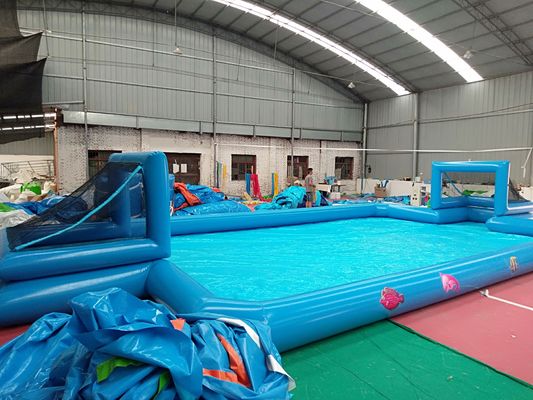 Bater o calor com estilo com a nossa cagada de natação de futebol inflável personalizável