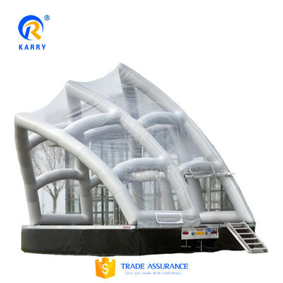 Tenda inflável ao ar livre na Ópera de Sydney com design branco e acessórios incluídos