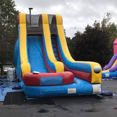 Ocasião comercial Jumper azul e amarelo Deslizador de água inflável com piscina de chuveiro