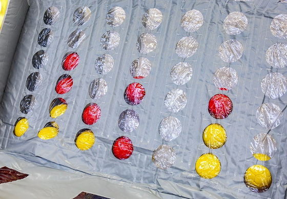 Colorido Inflatable Connect 4 em uma linha de jogo de tiro de alvo para desafios comerciais