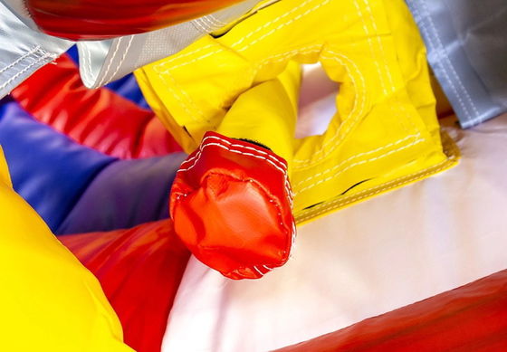 Colorido Inflatable Connect 4 em uma linha de jogo de tiro de alvo para desafios comerciais