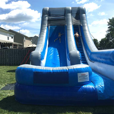 Deslizamento de água comercial inflável de PVC azul com piscina e design emocionante