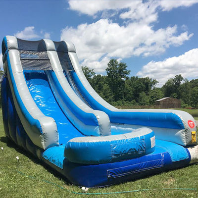 Deslizamento de água comercial inflável de PVC azul com piscina e design emocionante