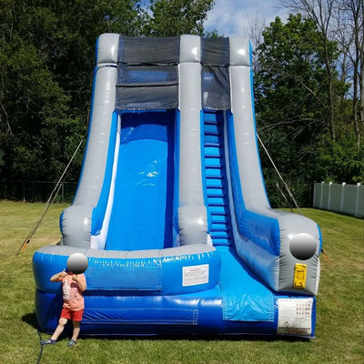 Deslizamento de água comercial inflável de PVC azul com piscina e design emocionante