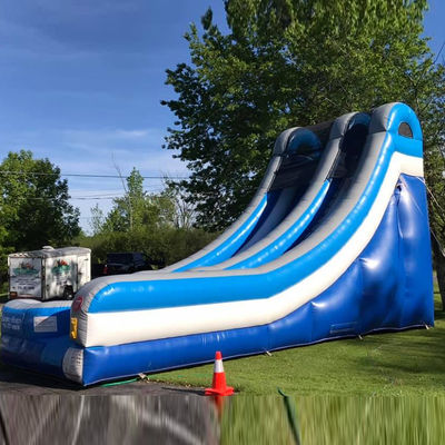 Deslizamento de água comercial inflável de PVC azul com piscina e design emocionante