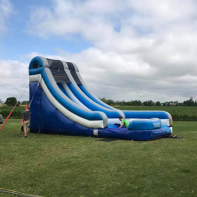 Deslizamento de água comercial inflável de PVC azul com piscina e design emocionante