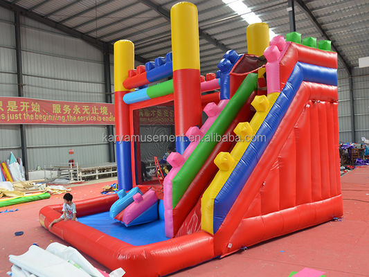 14 anos de idade, personalizar aceito tema bloco de construção vermelho castelo salto com escorrega e grande piscina de água parque de diversões PVC