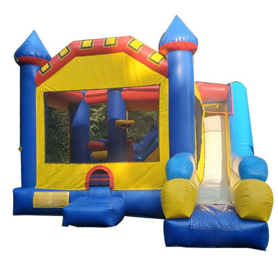 Casa de salto inflável de trampolim infantil com obstáculo de escorrega e piscina de salto