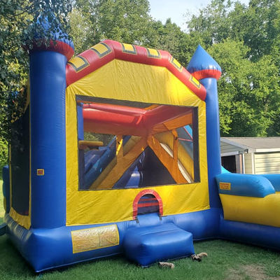 Casa de salto inflável de trampolim infantil com obstáculo de escorrega e piscina de salto