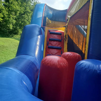 Casa de salto inflável de trampolim infantil com obstáculo de escorrega e piscina de salto