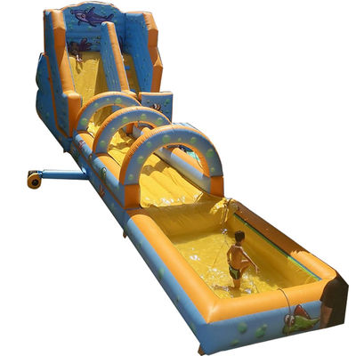 Experimente a emoção com o parque aquático inflável e escorrega