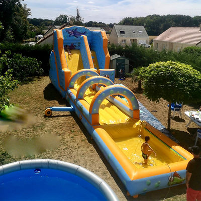 Experimente a emoção com o parque aquático inflável e escorrega