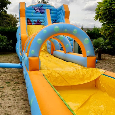 Experimente a emoção com o parque aquático inflável e escorrega