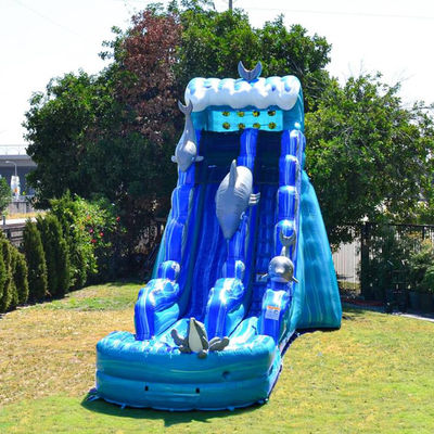 Slide inflável para crianças e adultos no parque aquático de verão