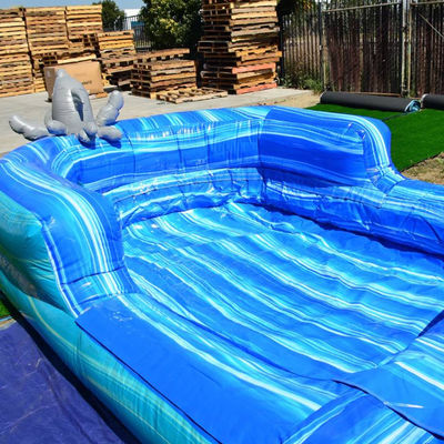 Slide inflável para crianças e adultos no parque aquático de verão