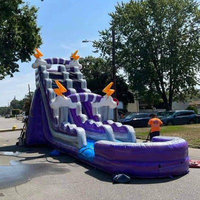 Jogos infláveis de verão parque aquático com piscina e escorrega de água roxa
