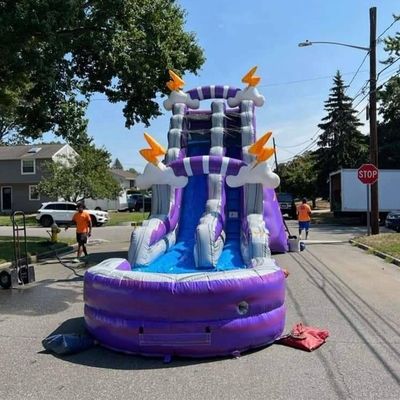 Jogos infláveis de verão parque aquático com piscina e escorrega de água roxa