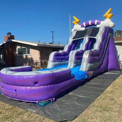 Jogos infláveis de verão parque aquático com piscina e escorrega de água roxa