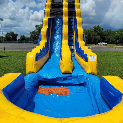 Slide de água inflável comercial de tamanho adulto com piscina em design de listras amarelas
