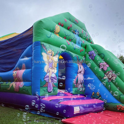 Experimente a emoção do castelo inflável comercial com escorrega de água para festa familiar