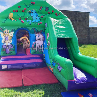 Experimente a emoção do castelo inflável comercial com escorrega de água para festa familiar