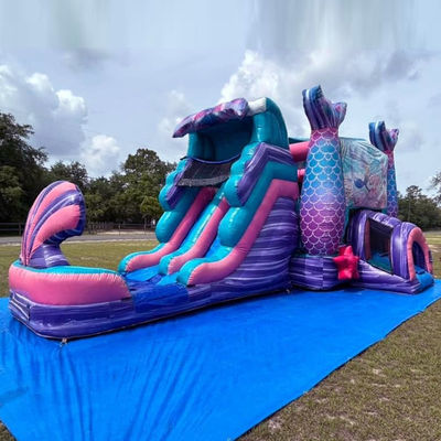 Castelo inflável com escorrega aquática e piscina