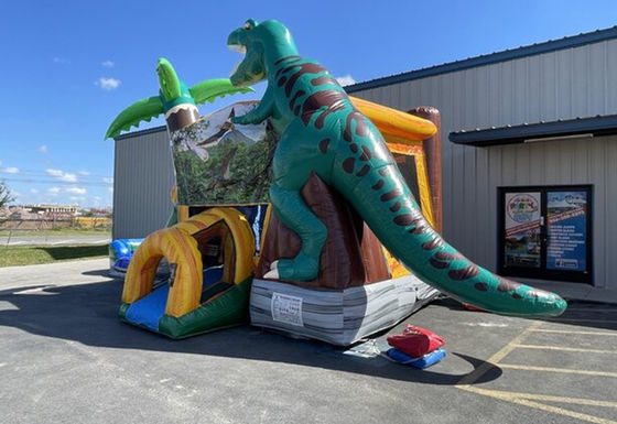 Experimente a emoção da era dos dinossauros com a nossa casa e escorrega infláveis